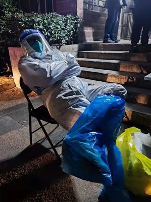 上海3栋公寓楼连夜核酸采样!医护人员即刻组队:晚上9点,紧急出发!