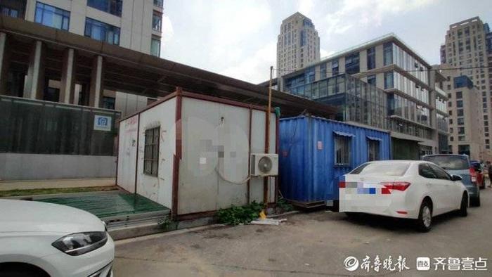济南街头集装箱“霸占”非机动车道?到底咋回事,施工方回应